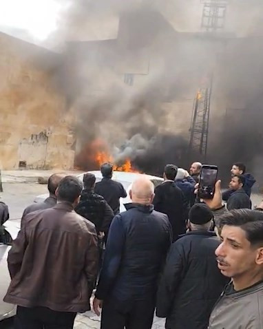 Şanlıurfa’da trafo patladı: 4 araç alev topuna döndü - Resim : 2