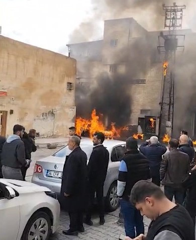 Şanlıurfa’da trafo patladı: 4 araç alev topuna döndü - Resim : 1