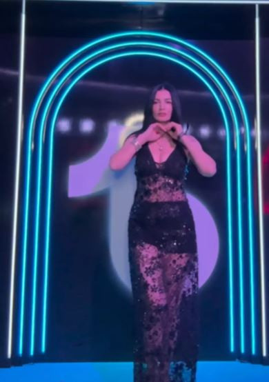 Aleyna Tilki&rsquo;nin annesi cesur tarzıyla g&uuml;ndem oldu &ldquo;Kim der iki &ccedil;ocuk annesi?&rdquo; - Resim : 3