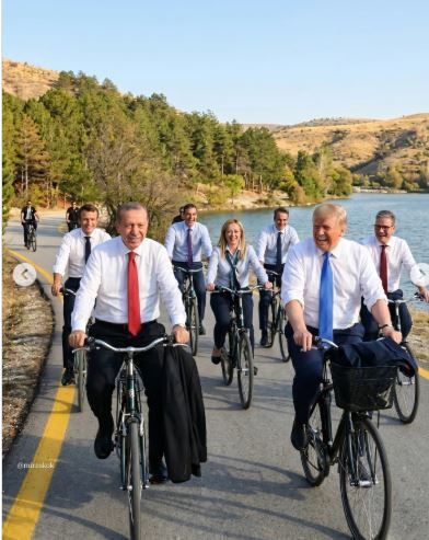 Sosyal medyada gündem oldu: NATO liderleri hamamda, piknikte, camide - Resim: 1