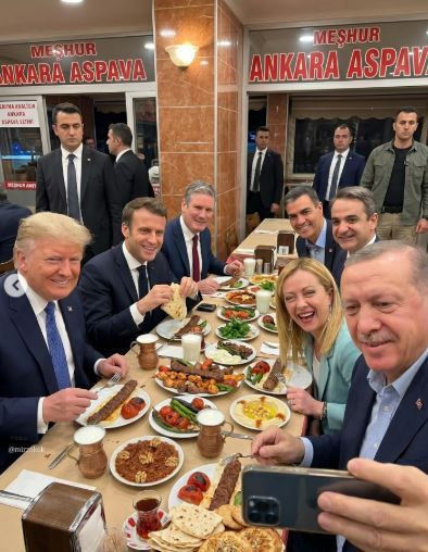 Sosyal medyada gündem oldu: NATO liderleri hamamda, piknikte, camide - Resim: 14