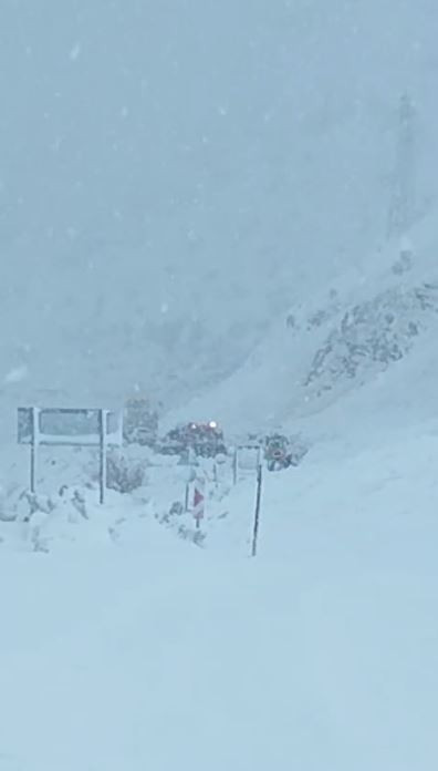 &Ccedil;ığ d&uuml;şt&uuml; otob&uuml;s yolda kaldı: Şırnak-Hakkari hattında facia: Yolcular kurtarılmayı bekliyor - Resim : 4