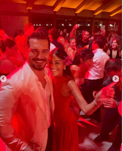 Düğünde aşk rüzgarı: Çağatay Ulusoy ve Aslıhan Malbora’nın karelerine beğeni yağdı - Resim : 3
