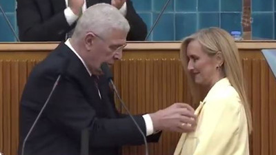 İpek Özkal Sayan İYİ Parti'ye böyle katıldı! Rozetini Dervişoğlu taktı