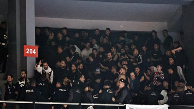 Beşiktaş ve Göztepe taraftarı birbirlerine girdiler! Taşlar ve şişeler havada uçuştu