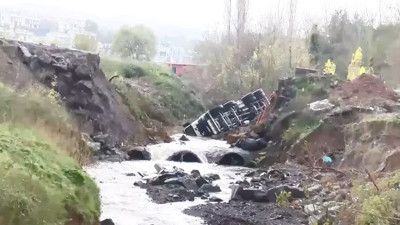 Sarıyer'de yol çöktü! Araçlar dereye uçtu