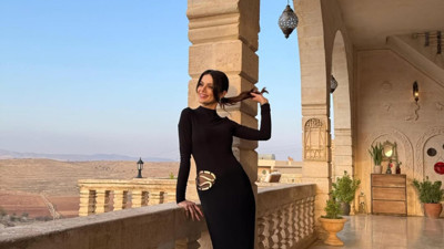 Uzak Şehir'in Alya'sı Albora Konağı'nda parladı! Sinem Ünsal siyah elbisesiyle büyüledi