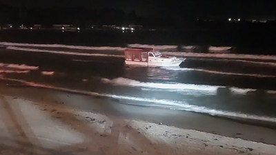 Çanakkale'de karaya oturan tekne kurtarıldı