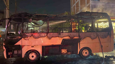 Servis otobüsü alev alev yandı