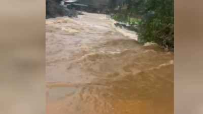 Köyceğiz’de dereler yatağından çıktı: Evle ve seralar sular altında kaldı