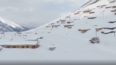 Karın kalınlığı 3 metreyi geçti: Evler karar altında kaldı