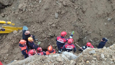 İnşaat kazısında göçük: Operatör ölümden döndü