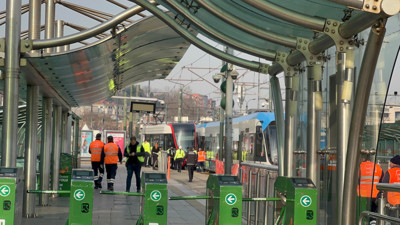 Eminönü’nde tramvay raydan çıktı