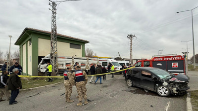 Kamyonet otomobille çarpıştı: Elektrik trafosunun duvarı yıkıldı