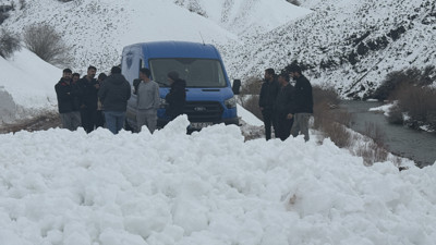 Bingöl'de kara yolu çığ yüzünden ulaşıma kapandı