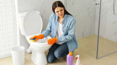 Çamaşır suyunu çöpe attıran formül: Tuvaletteki sarı lekelere veda edin