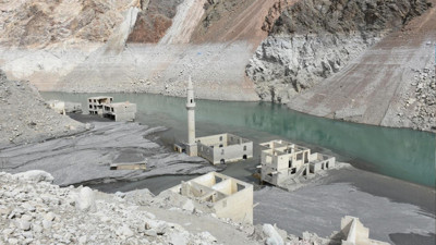 Artvin'de baraj altında kalan köy su seviyesi düşünce yeniden ortaya çıktı