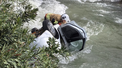 Hassa Söğüt yolunda korkutan kaza: Araç dereye uçtu