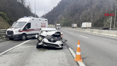 Otomobil, önündeki kamyonete çarptı: 2'si çocuk çok sayıda yaralı var