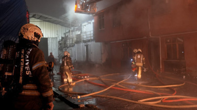 Sultangazi’de yangın: Trafoda başladı, kömür deposuna sıçradı