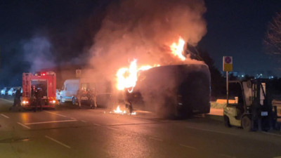 Park halindeki minibüs alev topuna döndü