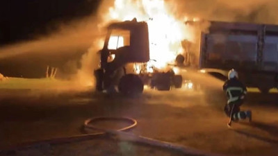 Diyarbakır’da seyir halindeki tır alevler içinde yandı