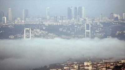 İstanbul'a sis indi, göz gözü görmüyor