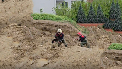 İzmir'de oyun oynarken çamura saplanan iki çocuk kurtarıldı
