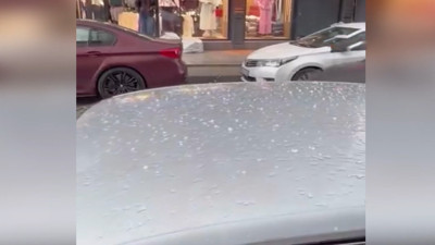 İstanbul'da dolu sürprizi: Sokaklar dolu taneleriyle doldu