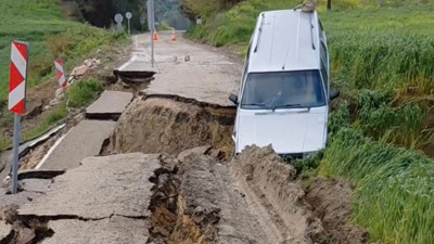 Kadirli’de şiddetli yağış yolu yuttu: 40 metrelik çökme