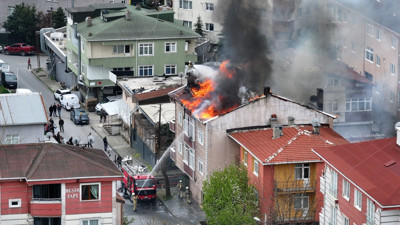 Ümraniye'de bir binanın çatısında yangın