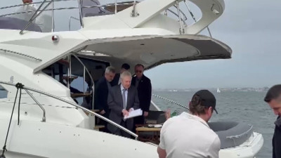 Aziz Yıldırım divan kuruluna tekne ile geldi: Elinde dosya yanında Mahmut Uslu