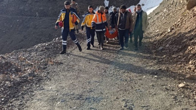 Heyelan yolu ulaşıma kapadı