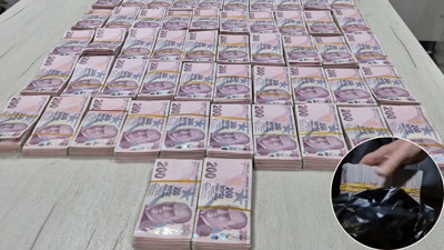 Çantadan deste deste para fışkırdı: Gümrük memurları şoke oldu
