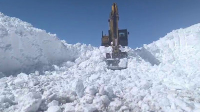 Erzurum'da bahar aylarında 2 bin 900 rakımda karla mücadele
