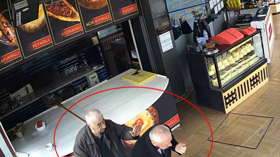 Soluk borusuna ekmek kaçan müşteri heimlich manevrasıyla kurtarıldı