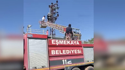 Elektrik direğinde akıma kapıldı: İmdadına itfaiye ekipleri yetişti