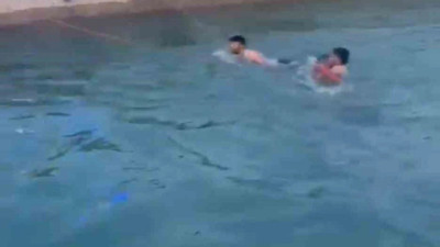 Otomobil sulama kanalına devrildi: Suda sürüklenen 2 kadını vatandaşlar kurtardı