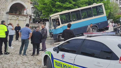 Freni Boşalan dolmuş dehşet saçtı: Önce otomobile sonra tarihi hamama...