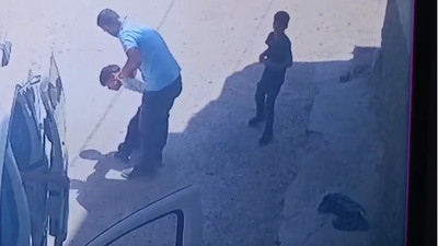 Güvenlik kamerası kaydetti, polis yakaladı: Çocuklara şiddet uygulayan baba adliyede