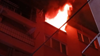 6 katlı binada can pazarı: Alevler bir anda etrafı sardı