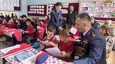 İlk mektuplarını yazan miniklere Mehmetçik'ten yanıt