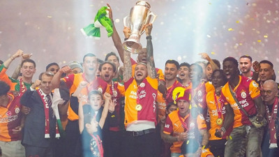 Galatasaray şampiyonluk kupasını kaldırdı