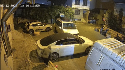 İş insanın yeni aldığı arabasının lastiklerini patlattılar: Polis maskeli iki kişiyi arıyor