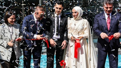Kurdeleyi gelin ve damat kesti: Nikah sonra kılındı