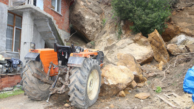 Amasya’da heyelan ev ve traktöre zarar verdi