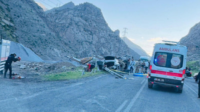 Düğün dönüşü gelen acı haber: Hakkari-Çukurca yolunda feci kaza: 1 ölü 3 yaralı