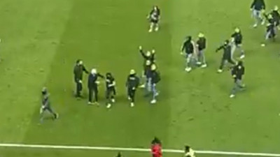 Trabzonspor'un eski teknik direktörü sahaya atlayan taraftarların üzerine yürüdü