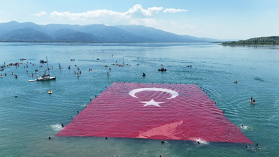Sapanca Gölü’nde dev Türk bayrağı açıldı