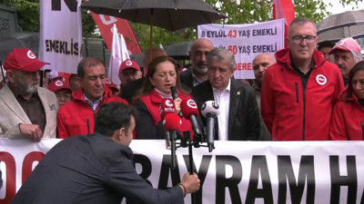 DİSK’ten bakanlık önünde emekli ikramiyesi tepkisi: "4 bin lirayı kabul etmiyoruz"